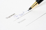 Signature sur un document. Signature sur un document.