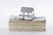 Maison en bois sur un tas de billets de banque. Maison en bois sur un tas de billets de banque.